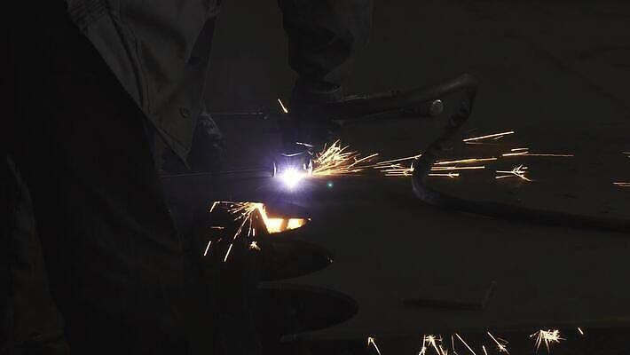 직업 산업 비즈니스 공장 불꽃 노동자 직장 기술 한명 안전 금속 기계 장비 에너지 공구 손전등 업무 뜨거움 작업실 제조 위험 자르기 철 무거움 시트 공학 용접공 자동 철강 4K MOV 해외동영상 클립영상 1 교육 컨셉 회사 공업 모션 재질 불 조명 사람 도구 작업 무게 동영상 파일형식