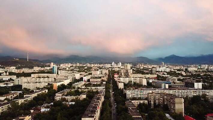 구름 컬러 여행 백그라운드 오렌지 건축양식 자연 하늘 산 거리 안테나 파노라마 풍경 사람없음 야외 건물 빨간색 여름 빛 컬러풀 햇빛 태양 노란색 일출 맑음 일몰 안개 광선 도시 분위기 저녁 타운 스카이라인 내추럴 드론 스모그 카자흐스탄 수평선 4K 알마티 MP4 해외동영상 클립영상 자연요소 건축물 계절 건축 아시아 컨셉 과일 통신 날씨 촬영기법 노을 야간 생태계 동영상 파일형식