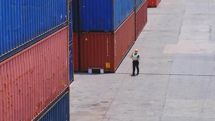 백인 직업 행복 산업 유니폼 비즈니스 공장 교통시설 노동자 직장 한명 서기 미소 안전 사람 야외 노트북 글로벌 항구 장비 화물 업무 엔지니어 컨테이너 서비스 경영자 상업 부름 수납 포트 물류 경영 로딩 분배 터미널 4K MOV 해외동영상 클립영상 서양인 1 옷 감정 교통 회사 공업 모션 표정 전자제품 운송업 작업 기술자 시설 리더 동영상 파일형식