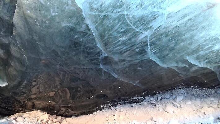 계절 여행 백그라운드 겨울 자연 하늘 산 실내 아이슬란드 풍경 사람없음 물 파란색 빛 강 냉동 얼음 검은색 어둠 추위 흰색 녹음 터널 동굴 균열 위험 북극 빙하 서리 암초 빙산 북쪽 고드름 내추럴 드론 지질학 카자흐스탄 알마티 MP4 해외동영상 클립영상 자연요소 교육 유럽 아시아 길 컬러 컨셉 모션 내부 기록 극지방 방향 생태계 동영상 파일형식