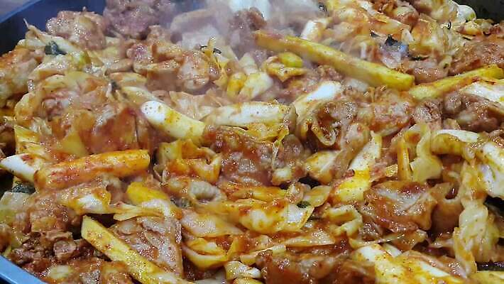 라이프스타일 그릇 음식 고추 주방용품 서브 한국 실내 마늘 육류 요리 사람없음 빨간색 식사 치킨 튀김 신선 뜨거움 양념 연기 그릴 수증기 난로 양배추 브런치 후추 생강 남쪽 점심식사 끓이기 단백질 절임 4K MP4 해외동영상 클립영상 식기 아시아 컬러 생활용품 채소 식재료 모션 내부 생활 난방기 방향 향신료 동영상 닭고기요리 영양소 파일형식