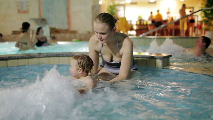 백인 라이프스타일 여자 행복 어린이 2 신체 장난 가족 놀이 엄마 휴식 건강 사람 소년 성인 사람없음 물 상점 수영 스파 기쁨 육아 게임 누드 당구 휴양지 걸음마 돌봄 에스토니아 MOV 해외동영상 클립영상 자연요소 서양인 남자 감정 유럽 컨셉 관계 모션 생활 구기 장소 수상스포츠 동영상 파일형식