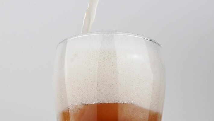 음료 백그라운드 모션 유리 표면 맥주 사람없음 옆모습 달리기 우주 거품 회색 흐름 추위 흰색 알코올 신선 투명 액체 개울 붓기 닫기 가득함 상쾌 각도 느림 MP4 해외동영상 클립영상 감정 뷰포인트 컬러 컨셉 재질 주류 강 동영상 파일형식