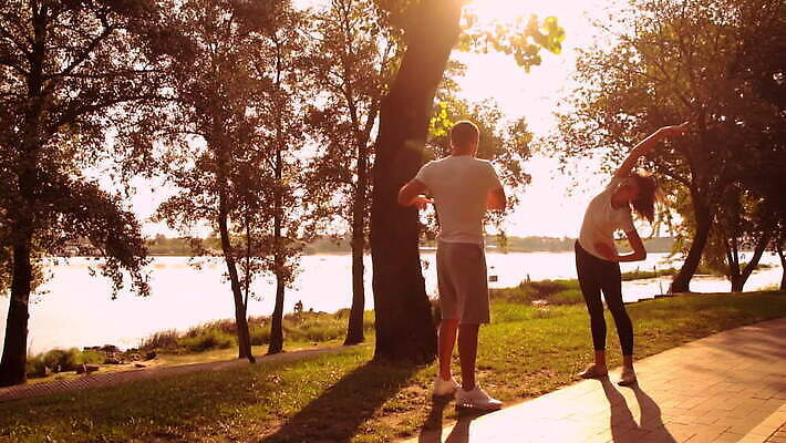 라이프스타일 커플 공원 유럽 스포츠 모션 자연 아침 거리 함께함 건강 사람 야외 두명 친구 운동복 달리기 조깅 운동 햇빛 스트레칭 도시 연습 클럽 준비 커뮤니티 느림 주자 지원 자극 락다운 MOV 해외동영상 슬로모션 클립영상 주간 옷 공공시설 나라 컨셉 관계 촬영기법 생활 태양 생태계 동영상 파일형식