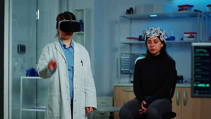 과학 건강 병원 실험 손짓 스터디 알약 약 머리 디지털 스크린 헤드폰 환자 의사 정보 마음 실험실 질병 연구원 과학자 분석 뇌 시설 하이테크 보여주기 조절 개발 서류판 스캐너 가상현실 4K MOV 해외동영상 클립영상 직업 음향기기 컨셉 의학 모션 기술 신체부위 학습 사무용품 의료진 동영상 학자 파일형식