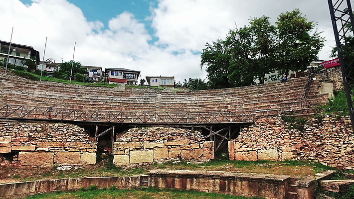 유럽 문화 음악 벽 여행 의자 건축양식 놀이 휴가 풍경 사람없음 야외 건물 물 여름 태양 경기장 무대 수확 골동품 바위 성 중세 역사 배우 군중 극장 언덕 폐허 장면 드라마 그리스인 로마인 마케도니아 옛날 원형극장 4K MOV 해외동영상 클립영상 자연요소 서양인 건축물 계절 건축 나라 가구 농업 스포츠시설 문화예술 사람 인종 돌_바위 연예인 동영상 파일형식 남유럽