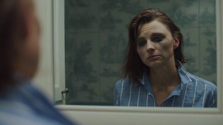 헤어스타일 여자 얼굴 셔츠 아파트 주택 갈색머리 한명 미소 사람 성인 캐주얼 뷰티 유행 귀걸이 화장품 거울 터치 립스틱 붓 화려 이발 눈썹 속눈썹 만취 피부 입술 만들기 아이섀도 숙취 위생관리 신청 4K MOV 해외동영상 클립영상 1 옷 컨셉 상의 장신구 모션 표정 관리 건물 신체부위 동영상 술취함 파일형식