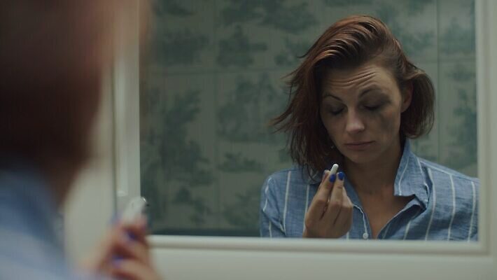 여자 얼굴 셔츠 아파트 주택 갈색머리 한명 미소 사람 성인 캐주얼 뷰티 유행 귀걸이 거울 고통 터치 붓 화려 찡그림 이발 눈썹 속눈썹 만취 피부 입술 만들기 두통 숙취 위생관리 성인여자한명만 신청 4K MOV 해외동영상 클립영상 1 헤어스타일 옷 감정 컨셉 상의 장신구 모션 표정 관리 건물 신체부위 질병 동영상 술취함 여자한명만 성인여자만 파일형식