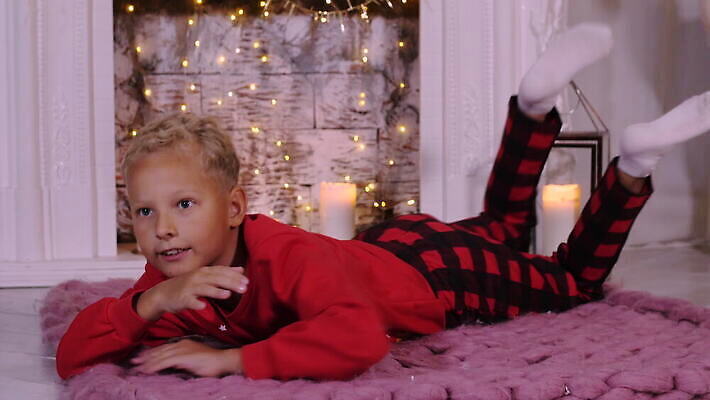 나무 백인 전통 계절 행복 어린이 백그라운드 컨셉 크리스마스 겨울 가족 불 휴가 전등 새로움 주택 실내 선물 한명 사람 소년 내부 장식 10대 산타클로스 축제 카펫 방 12월 연도 준비 벽난로 마법 거짓말 노엘 크리스마스이브 클라우스 4K MOV 해외동영상 클립영상 자연요소 서양인 식물 1 기념일 남자 감정 관계 청소년 조명 건물 날짜 동영상 파일형식