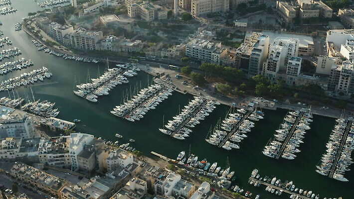 전통 유럽 섬 여행 요트 건축양식 조류 항해 안테나 사람없음 물 파란색 갈색 항구 도시 보트 역사 고급 지중해 정박 머리위 포트 드론 몰타섬 조감도 4K 설정숏 MOV 해외동영상 클립영상 자연요소 동물 건축 나라 바다 컬러 컨셉 배_교통 통신 교통시설 촬영기법 몰타 동영상 파일형식