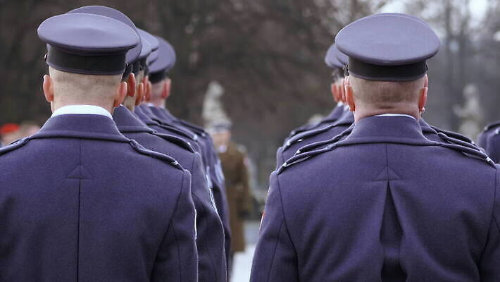 무기 선 이동 부츠 경비 사람 이벤트 사람없음 야외 축제 힘 총 축하 용기 자신감 그룹 의식 군용 잔치 보안 광택 육군 질서 전사 폴란드 애국심 송곳 장교 전국 줄서기 특공대 특별함 필승 바르샤바 치프 4K MOV 해외동영상 클립영상 그릇 감정 유럽 신발 컨셉 모션 군대 안전 예절 우승 보호 동영상 특수부대 파일형식