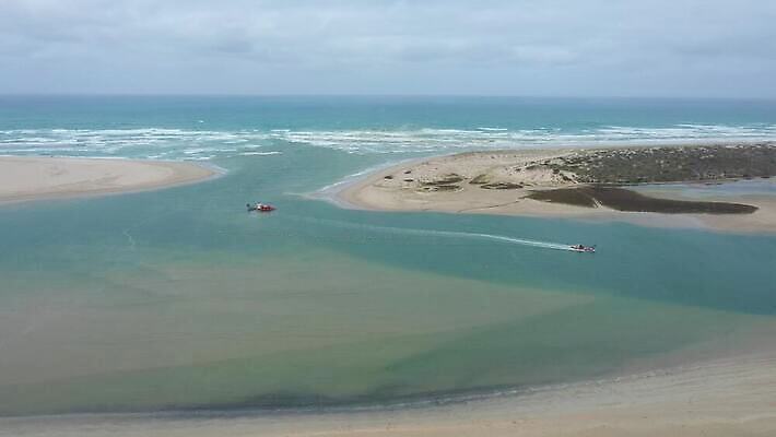 구름 모래 파도 바다 여행 자연 하늘 날씨 안테나 풍경 사람없음 야외 초록색 물 파란색 강 갈색 환경 흰색 보트 콘센트 호주 전기에너지 땅 동영상 드론 주입구 해일 4K MP4 해외동영상 클립영상 자연요소 컬러 배_교통 통신 에너지 오세아니아 자연재해 생태계 파일형식