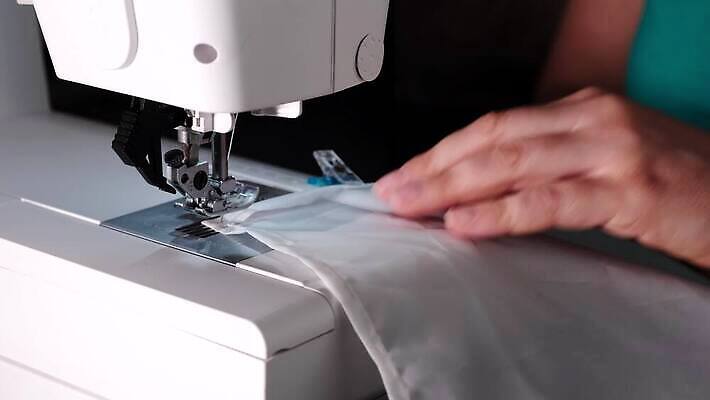 전통 손 디자인 드레스 옷 여자 산업 컬러 손가락 공장 한명 사람 취미 유행 기계 장비 흰색 공구 직물 업무 실 제조 바느질 천 묘사 만들기 재단 재단사 방법 퀼트 4K MOV 해외동영상 클립영상 직업 1 공업 모션 신체부위 도구 작업 동영상 파일형식