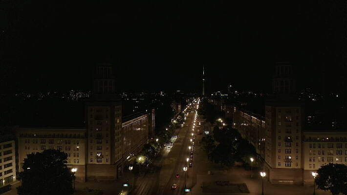 주간 유럽 여행 이동 건축양식 교통시설 모션 자동차 독일 미술 사람없음 건물 파란색 기차 기둥 도시 시간 역사 야간 저녁 심볼 속도 대문 전차 베를린 천연기념물 랜드마크 수도권 4K 타임랩스 MOV 해외동영상 클립영상 자연요소 건축물 건축 나라 육상교통 컬러 교통 컨셉 문화예술 대중교통 촬영기법 문 시설 지역 동영상 파일형식