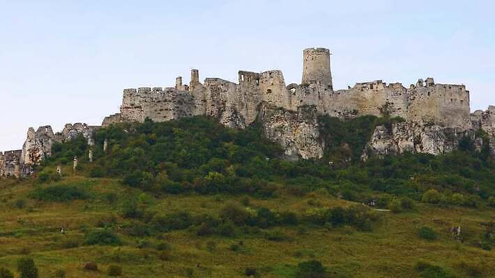 유럽 문화 벽 여행 건축양식 하늘 파노라마 풍경 사람없음 야외 건물 초록색 여름 파란색 우주 탑 바위 성 중세 역사 재산 큼 과거 동쪽 랜드마크 슬로바키아 옛날 파멸 4K MP4 해외동영상 클립영상 건축물 계절 건축 나라 컬러 컨셉 촬영기법 금융 돌_바위 크기 방향 동영상 파일형식 소멸
