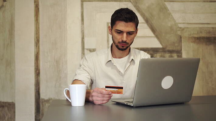 손 커피 컨셉 인터넷 비즈니스 주택 미소 사람 두명 노트북 쇼핑 컴퓨터 세일 상점 공책 카페 타이핑 키보드 신용카드 구매 고객 결제 온라인쇼핑 온라인 전자상거래 빚 요금 인출 체크아웃 혼혈 비용 4K MOV 해외동영상 클립영상 음료 문구용품 표정 건물 신체부위 금융 경제 전자제품 다문화 동영상 파일형식