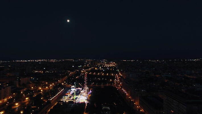 공원 도로 길 여행 자동차 하늘 거리 안테나 사람없음 건물 도시풍경 달 도시 바퀴 스페인 야간 네온 지역 랜드마크 발렌시아 점화 수평선 4K MOV 해외동영상 클립영상 자연요소 건축물 공공시설 유럽 육상교통 통신 교통시설 풍경 동영상 파일형식