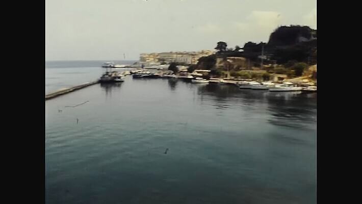 전통 외관 유럽 바다 섬 여행 요트 건축양식 하늘 휴가 사람없음 야외 건물 물 파란색 항구 수확 골동품 만 보트 역사 클래식 지중해 필름 향수 그리스 문서 복고 포트 그리스인 구식 보관소 아마추어 옛날 코르푸 4K MOV 해외동영상 클립영상 자연요소 서양인 건축물 건축 나라 컬러 컨셉 농업 배_교통 교통시설 화장품 저장 동영상 파일형식