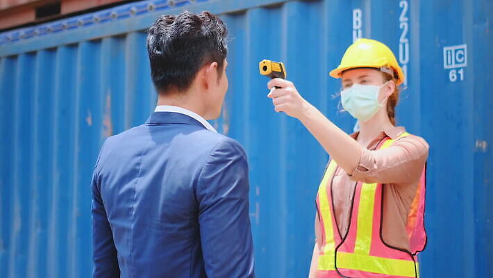 산업 얼굴 공장 노동자 새로움 직장 건강 가면 안전 사람 두명 펼침 장비 화물 덮개 열 수비 바이러스 보호 질병 온도계 체온계 컨테이너 분석 측정 예방 보안 대문 감염 온도 공학 이마 적외선 증상 표준 살균 코로나바이러스 4K MOV 해외동영상 클립영상 직업 교육 컨셉 회사 공업 의학 모션 신체부위 문 운송업 뚜껑 동영상 파일형식