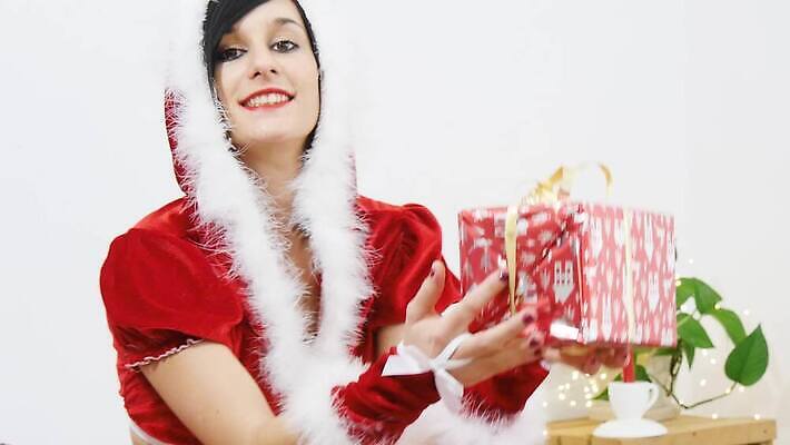 백인 모델 여자 행복 얼굴 크리스마스 겨울 휴가 갈색머리 선물 한명 미소 사람 성인 빨간색 상자 산타클로스 기쁨 축하 표현 12월 주기 클라우스 4K MP4 해외동영상 클립영상 서양인 1 헤어스타일 계절 기념일 감정 컬러 컨셉 모션 표정 신체부위 날짜 동영상 파일형식