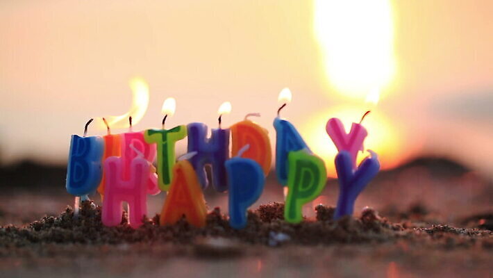 계절 기념일 행복 모래 바다 컬러 백그라운드 컨셉 휴가 불꽃 기념 아이디어 선물 이벤트 해변 사람없음 야외 장식 초록색 물 파란색 모래사장 컬러풀 뷰티 파티 맑음 축제 축하 생일 그룹 사인 연소 MOV 해외동영상 클립영상 자연요소 감정 불 날씨 동영상 파일형식