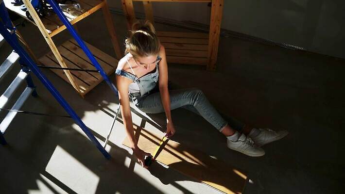 백인 직업 옷 산업 유니폼 건축양식 노동자 바닥 아파트 한명 안전 사람 앉기 건물 파란색 섹시 힘 장비 업무 작업 엔지니어 플랫 수리 감독 땅 직원 측정 테이프 부활 기어 공학 잡동사니 건축업자 계약자 합판 파케트 4K MOV 해외동영상 클립영상 서양인 1 건축물 교육 건축 컬러 컨셉 모션 문구용품 주택 기술자 계약 동영상 파일형식