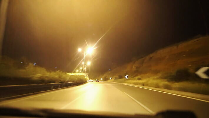 도로 길 선 조각 여행 백그라운드 이동 교통시설 모션 자동차 거리 사람없음 빛 어둠 황혼 운전 시골 레이싱 도시 고속도로 운전사 터널 승차 야간 저녁 아스팔트 속도 방법 블러 뿌연 자동 1인칭시점 4K MOV 해외동영상 클립영상 레이스천 자연요소 직업 시선 육상교통 교통 컨셉 시합 일몰 직물 시설 동영상 파일형식