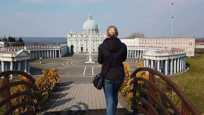 공원 행복 과학 여행 건축양식 자연 휴식 미술 한명 건물 스마트폰 세계 걷기 산책 기쁨 미니어처 역사 셀프카메라 랜드마크 바실리카 옛날 4K MOV 해외동영상 슬로모션 사도궁 클립영상 1 건축물 공공시설 건축 감정 컨셉 모션 문화예술 촬영기법 사람 핸드폰 스마트기기 모형 사진촬영 궁전 생태계 동영상 바티칸 파일형식
