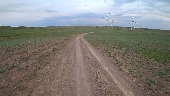 산업 도로 호수 바다 여행 밭 날개 자연 하늘 바람 안테나 파노라마 풍경 초원 사람없음 야외 초록색 환경 탑 힘 재활용 발전기 시골 그룹 풍력에너지 정상 승차 에코 프로펠러 회전 사이클링 유지 돛대 드론 스텝 카자흐스탄 알마티 MP4 해외동영상 클립영상 자연요소 건축물 아시아 길 컬러 농업 통신 교통시설 모션 날씨 촬영기법 발전소 그린에너지 육상스포츠 친환경 생태계 동영상 파일형식
