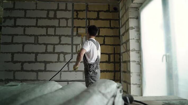 직업 산업 벽 표면 노동자 주택 실내 한명 내부 건물 인테리어 노란색 페인트 장비 젖음 공구 붓 업무 액체 수리 혼합 천 양동이 묘사 서비스 그림 시멘트 롤러 화가 건축업자 계약자 마무리 마지막 복원 섞기 업그레이드 콘크리트 신청 4K MOV 해외동영상 클립영상 1 건축물 디자인 건축 컬러 사람 도구 직물 작업 계약 동영상 파일형식