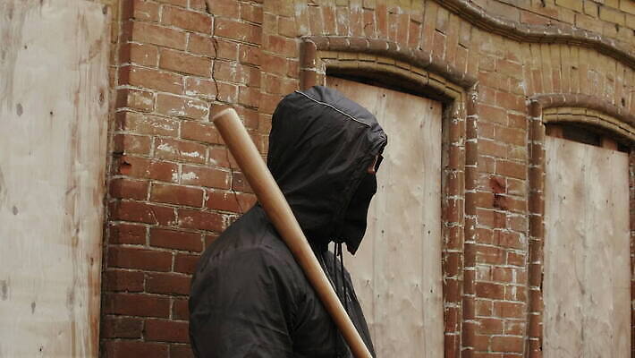 백인 1 응시 남자 무기 얼굴 포즈 백그라운드 거리 가면 한명 사람 카메라 검은색 야구 덮개 분노 표현 잡기 도시 폭력 범죄 닫기 위험 공격 싸움 박쥐 지역 불만 깡패 마피아 4K MOV 해외동영상 클립영상 서양인 시선 감정 컬러 컨셉 포유류 모션 신체부위 전자제품 구기 뚜껑 사회이슈 동영상 파일형식