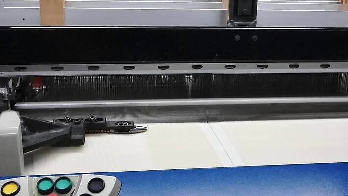 디자인 산업 선 줄 컬러 패턴 부분 공장 사람없음 유행 기계 장비 직물 면 업무 실 닫기 제조 실크 천 묘사 질감 커서 섬유 짜임 양모 달리기선수 돌리기 짜기 MP4 해외동영상 클립영상 무늬 공업 모션 작업 육상선수 동영상 파일형식