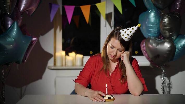 백인 모자 1 여자 기념일 탁자 휴가 아파트 주택 기념 한명 사람 성인 장식 컬러풀 파티 케이크 슬픔 축하 생일 기다림 좌절 고독 불기 호루라기 컵케이크 지루함 싱글 타격 혼자 4K MOV 해외동영상 클립영상 서양인 잡화 감정 컬러 가구 컨셉 모션 디저트 이벤트 건물 동영상 파일형식