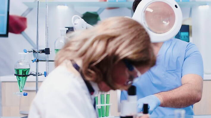 식물 직업 응시 산업 과학 딸기 노동자 건강 병원 현미경 실험 안전 사람 약 장비 의사 코트 작업 실험실 생명공학 연구원 과학자 유기농 생물학 공학 조제 내추럴 개발 유전 유전자변형 4K MOV 해외동영상 클립영상 웰빙 시선 교육 과일 의학 실험기구 외투 의료진 만들기 동영상 학자 파일형식