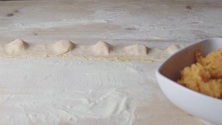 전통 손 여자 호박 주택 파스타 건강 육류 요리 사람없음 카메라 주방 계란 요리사 이탈리아 벨트 흰색 잡기 클래식 강의 밀 가득함 준비 회전 날것 반죽 만들기 밀가루 롤러 레시피 밀가루반죽 주인 단계 라비올리 마카로니 방법 생식 진짜 탄수화물 핸드메이드 스타일 비건 4K MOV 해외동영상 클립영상 직업 잡화 유럽 컬러 컨셉 채소 식재료 모션 곡류 서양음식 사람 건물 신체부위 전자제품 알 가루 동영상 채식주의자 파스타면 파일형식