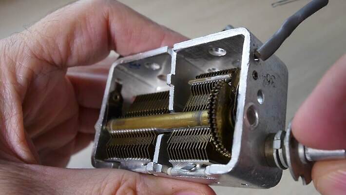 접시 전구 웨일즈 안테나 사람없음 전자제품 금속 잡기 바퀴 원형 수리 닫기 역 크리스탈 오브젝트 라디오 복고 순환 회전 윤곽 아날로그 기어 공학 조절 도르래 옛날 용량 조율 콘덴서 4K MOV 해외동영상 클립영상 도형 식기 교육 통신 교통시설 모션 재질 영국 광석 동영상 파일형식