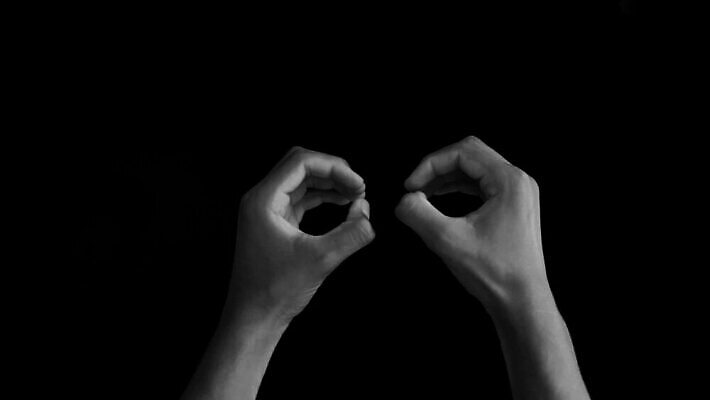 백인 손 알파벳 여자 남자 백그라운드 컨셉 영국 관리 손바닥 사람 사람없음 검은색 우정 잡기 편지 B 심볼 사인 파란배경 동영상 고립 돌봄 벙어리 HD MOV 해외동영상 클립영상 서양인 영어 유럽 컬러 모션 신체부위 파란색 친구 파일형식