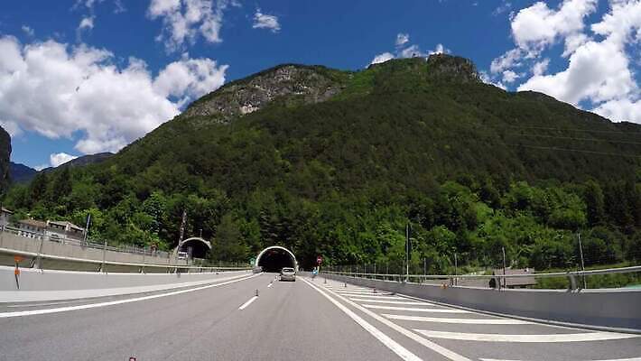 도로 길 여행 백그라운드 곡선 교통시설 모션 자동차 하늘 추상 휴가 산 풍경 사람없음 여름 빛 세계 우주 어둠 운전 바위 램프 구멍 고속도로 터널 야간 위험 언덕 속도 장면 스포트라이트 멀리 빛망울 랜드마크 방법 블러 선로 4K MP4 해외동영상 클립영상 자연요소 계절 선 육상교통 교통 컨셉 무늬 조명 돌_바위 시설 동영상 파일형식