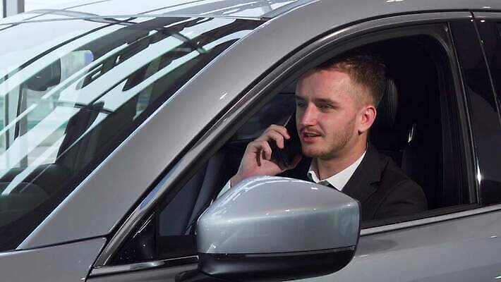 라이프스타일 행복 도로 여행 회사 통신 교통시설 자동차 모바일 한명 금융 스마트폰 세일 상점 뉴스 구매 가격 서비스 투자 딜러 부름 소매 주인 보험 유지 대출 렌탈 임대 소유 안락 4K MOV 해외동영상 클립영상 1 감정 길 육상교통 교통 컨셉 비즈니스 모션 사람 생활 경제 핸드폰 스마트기기 쇼핑 시설 동영상 파일형식