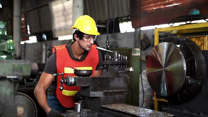 백인 직업 남자 산업 비즈니스 공장 노동자 한명 안전 사람 금속 기계 장비 액체 작업실 엔지니어 제조 헬멧 자르기 직원 무거움 정비공 공학 발명 알루미늄 철강 커터 4K MP4 해외동영상 클립영상 서양인 1 교육 공업 모션 재질 기술자 무게 보호장비 동영상 파일형식