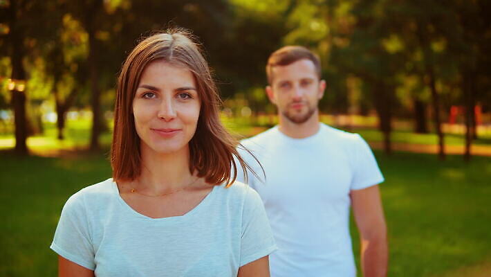 주간 백인 라이프스타일 커플 옷 공원 여자 행복 스포츠 티셔츠 2 가족 관계 자연 아침 함께함 건강 사람 성인 취미 야외 두명 아웃포커스 친구 금발 조깅 운동 햇빛 흰색 도시 연습 마라톤 주자 4K MOV 해외동영상 클립영상 자연요소 서양인 헤어스타일 공공시설 감정 컬러 컨셉 셔츠 촬영기법 경기 생활 태양 육상스포츠 생태계 동영상 파일형식