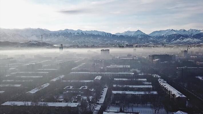 구름 아시아 여행 백그라운드 겨울 건축양식 자동차 자연 하늘 산 거리 안테나 파노라마 풍경 사람없음 건물 도시풍경 뷰티 일출 고층빌딩 일몰 새벽 안개 도시 도심 정상 야간 장면 타운 스카이라인 드론 랜드마크 스모그 조감도 카자흐스탄 콜로라도 알마티 MP4 해외동영상 클립영상 자연요소 건축물 계절 건축 나라 육상교통 통신 날씨 촬영기법 빌딩 노을 미국 생태계 동영상 파일형식