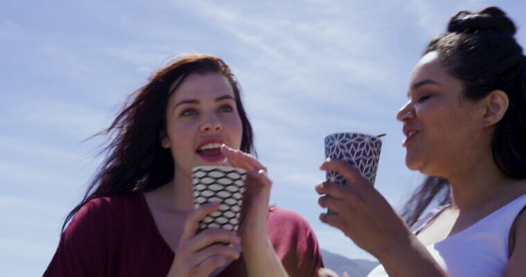 백인 여자 음료 여행 관계 아프리카 갈색머리 함께함 미소 성인 야외 두명 컵 30대 빛 햇빛 우정 마시기 축하 잡기 축배 남아프리카 케이프타운 혼혈 4K MOV 해외동영상 클립영상 서양인 헤어스타일 식기 나라 컨셉 모션 표정 사람 장년 친구 태양 다문화 동영상 남아프리카공화국 파일형식