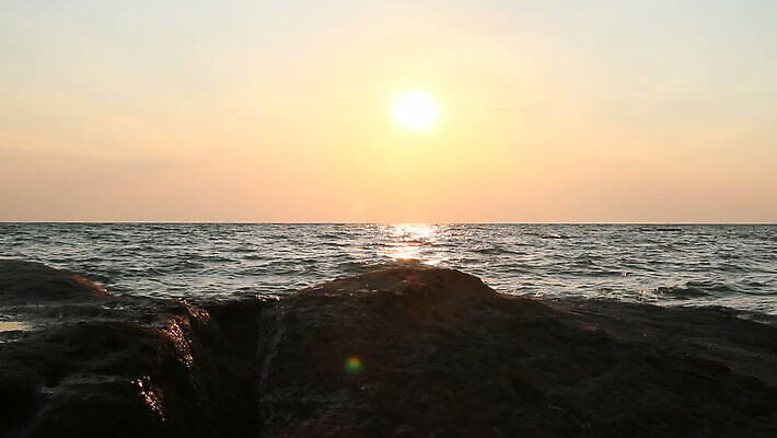 실루엣 파도 바다 여행 백그라운드 오렌지 자연 하늘 휴가 휴식 사람없음 빨간색 물 빛 모래사장 햇빛 태양 노란색 일출 맑음 황혼 일몰 새벽 낭만 광선 서핑 황금 하와이 공상 스카이라인 내추럴 파라다이스 하와이인 수평선 MOV 해외동영상 클립영상 자연요소 외국인 컬러 컨셉 과일 날씨 촬영기법 노을 미국 수상스포츠 생태계 동영상 파일형식