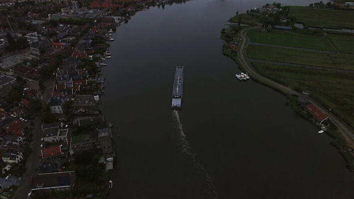 산업 항해 안테나 사람없음 물 강 황혼 화물 보트 저녁 네덜란드 타운 네비게이션 항공촬영 드론 비어있는 4K MOV 해외동영상 클립영상 자연요소 유럽 뷰포인트 배_교통 통신 일몰 운송업 도시 야간 동영상 파일형식