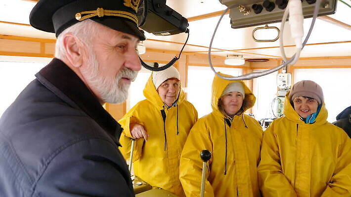 여자 바다 여행 컨셉 유니폼 요트 교통시설 바람 수염 항해 말하기 여러명 성인 물 사무실 노란색 운전 업무 보트 크루즈 핸들 승무원 갑판 함선 승객 네비게이션 뱃놀이 항해사 MOV 해외동영상 클립영상 자연요소 직업 옷 컬러 다수 교통 배_교통 비즈니스 모션 날씨 사람 전통놀이 작업 시설 동영상 파일형식