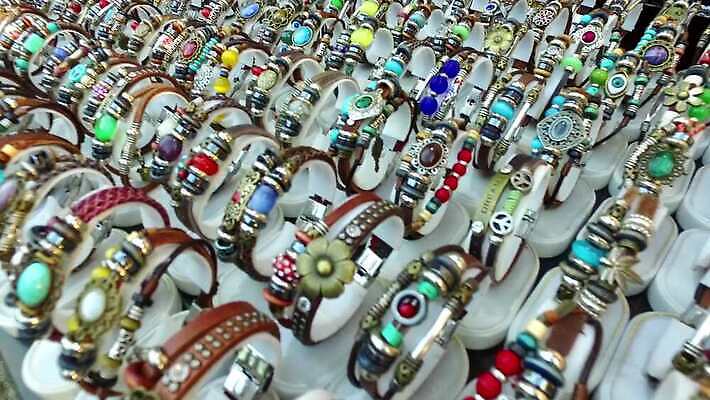 전통 라이프스타일 손 디자인 옷 아시아 컬러 백그라운드 목걸이 팔찌 거리 미술 사람없음 야외 컬러풀 유행 세일 상점 직물 악단 시장 클래식 우아함 상품 가죽 보석 공예 수집 무역 기념품 자수 공평 구슬장식 부적 불가리아 손목보호대 핸드메이드 스타일 4K MP4 해외동영상 클립영상 나라 산업 음악 컨셉 장신구 문화예술 취미 생활 신체부위 장식 광석 구슬 오브젝트 동영상 파일형식 남유럽