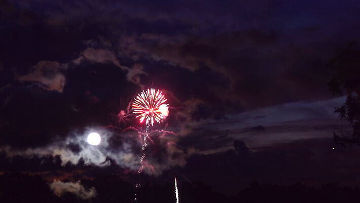 기념일 행복 크리스마스 캐나다 자연 휴가 불꽃 새해 기념 폭죽 불꽃놀이 이벤트 사람없음 파티 축제 미국 어둠 자유 보름달 달 축하 야간 폭발 달빛 경례 천문학 기념물 애국심 파열 빛망울 광 독립 독립기념일 크리스마스이브 4K MOV 해외동영상 클립영상 자연요소 교육 감정 컨셉 북아메리카 놀이 불 빛 인사 생태계 동영상 파일형식