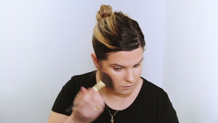 백인 모델 직업 응시 여자 얼굴 백그라운드 한명 사람 성인 뷰티 유행 카메라 화장품 거울 흰색 붓 화려 우아함 가루 눈썹 속눈썹 볼터치 피부 입술 마스카라 윤곽 예술가 아이섀도 내추럴 넣기 방법 아이라이너 연지 스타일 신청 MOV 해외동영상 클립영상 서양인 1 시선 컬러 컨셉 모션 신체부위 전자제품 화장 동영상 파일형식