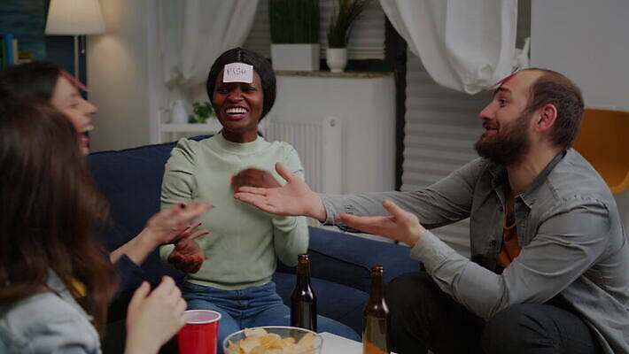 라이프스타일 행복 거실 모션 놀이 협력 주택 맥주 함께함 대화 미소 웃음 사람 사람없음 친구 소파 우정 기쁨 모임 마시기 게임 그룹 저녁 주말 다인종 다민족 어려움 이마 흥미 사교적 4K MOV 해외동영상 클립영상 감정 컨셉 의자 관계 주류 표정 말하기 인종 건물 생활 밤 야간 동영상 파일형식